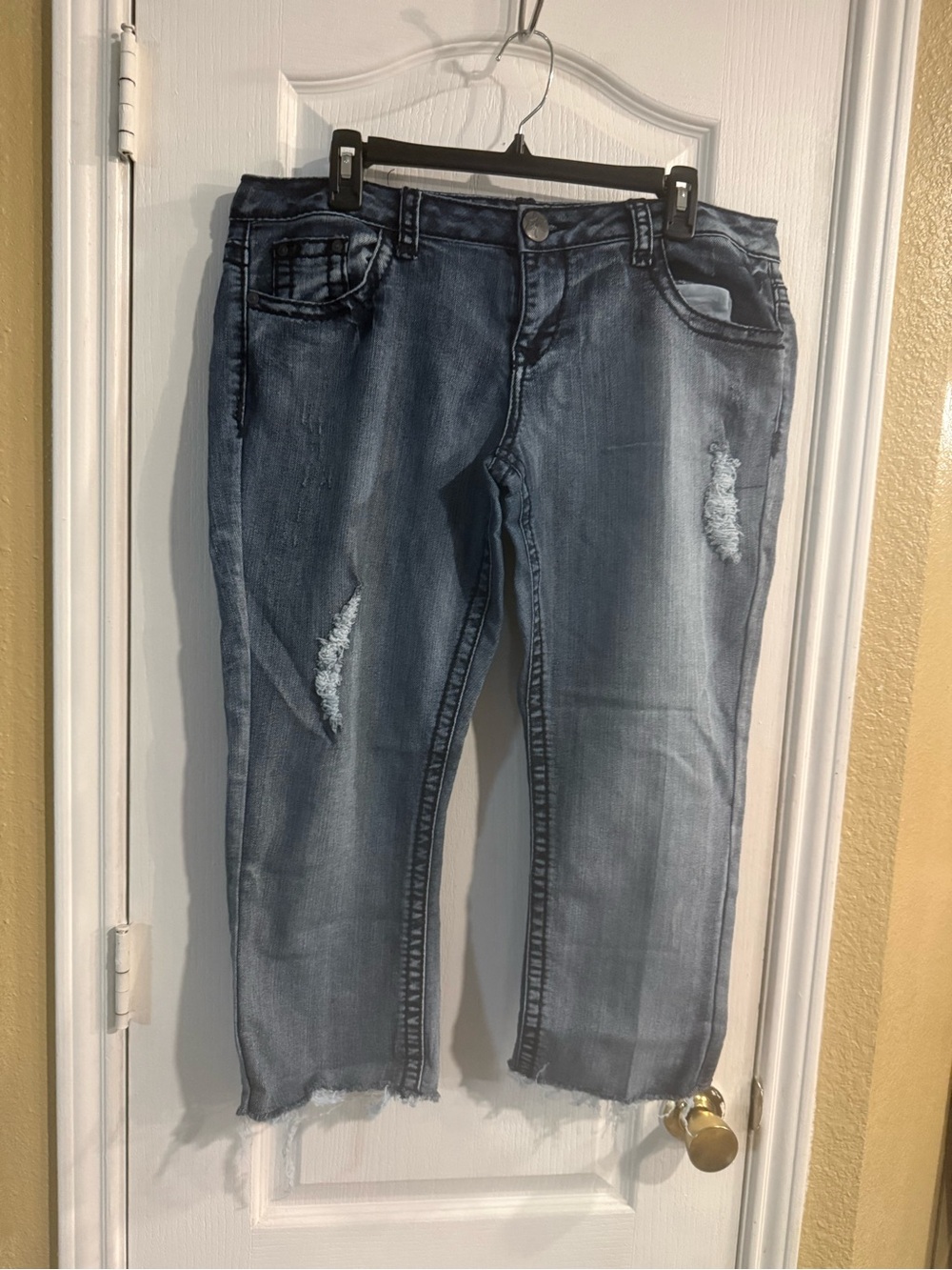 Rue21 Women's Washed Blue Distressed Cropped Jeans
